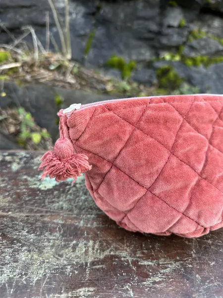 Hovedbilde Anouska Toalettmappe Quiltet Velour Burgundy
