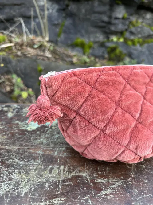 Hovedbilde Anouska Toalettmappe Quiltet Velour Burgundy